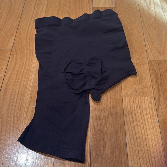 Skims black one leg shape wear size 2XL. - Picture 3 of 5